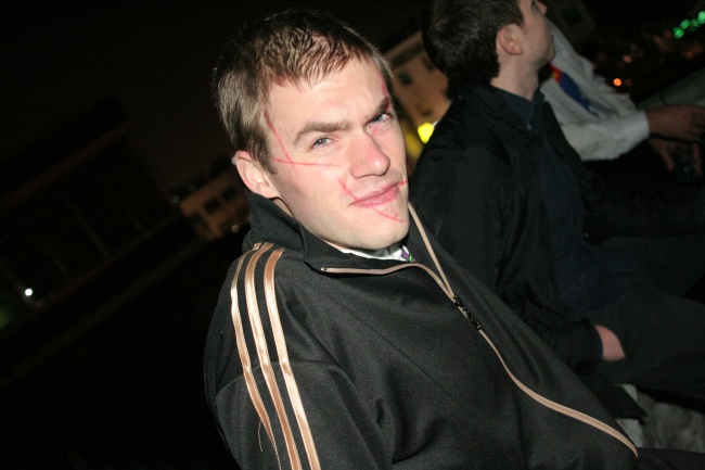 5. Neds bor i de fattigare områdena av skotska förorter. Till skillnad från deras engelska motsvarigheter är dessa herrar mycket aggressiva och de kan dricka stora mängder alkohol utan att bli speciellt påverkade. Deras uniform är en sportdräkt, en kniv och ett melankoliskt ansiktsuttryck.