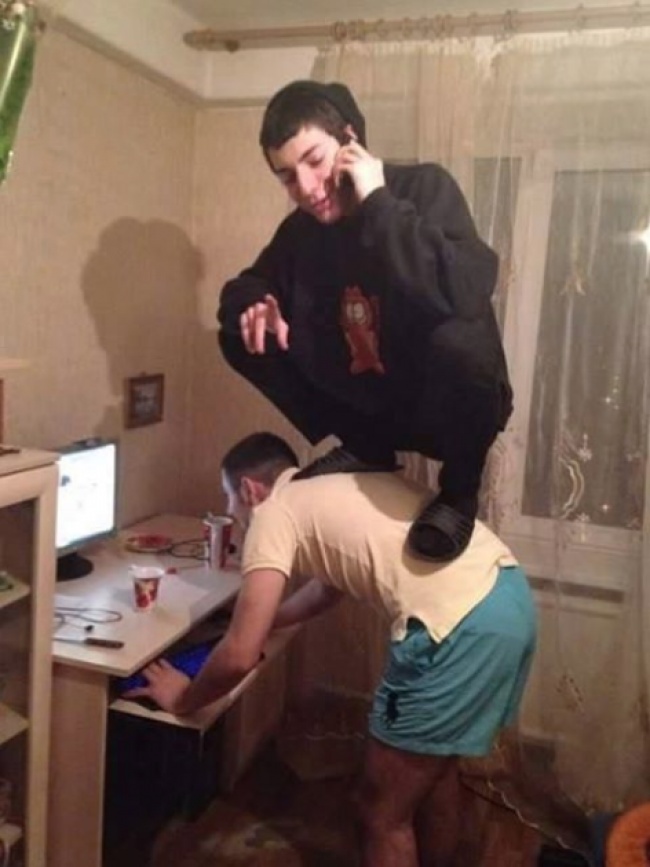 4. Gopnik från Ryssland är som gamar i den kriminella världen. De ses ofta sitta på huk i grupp.