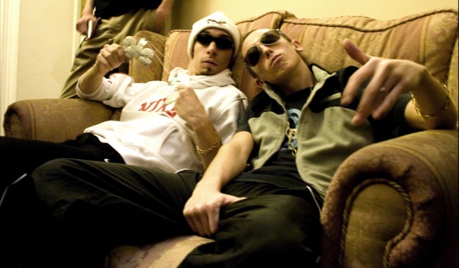 3. Chavs från England bor i fattiga förortsdistrikt. Londontrafik är för tung för dem. Chavs har sportkläder, rakade huvuden, en cigarett i munnen och ett plastglas i handen. De lurar människor på pengar, är högljudda och dricker på offentliga platser.